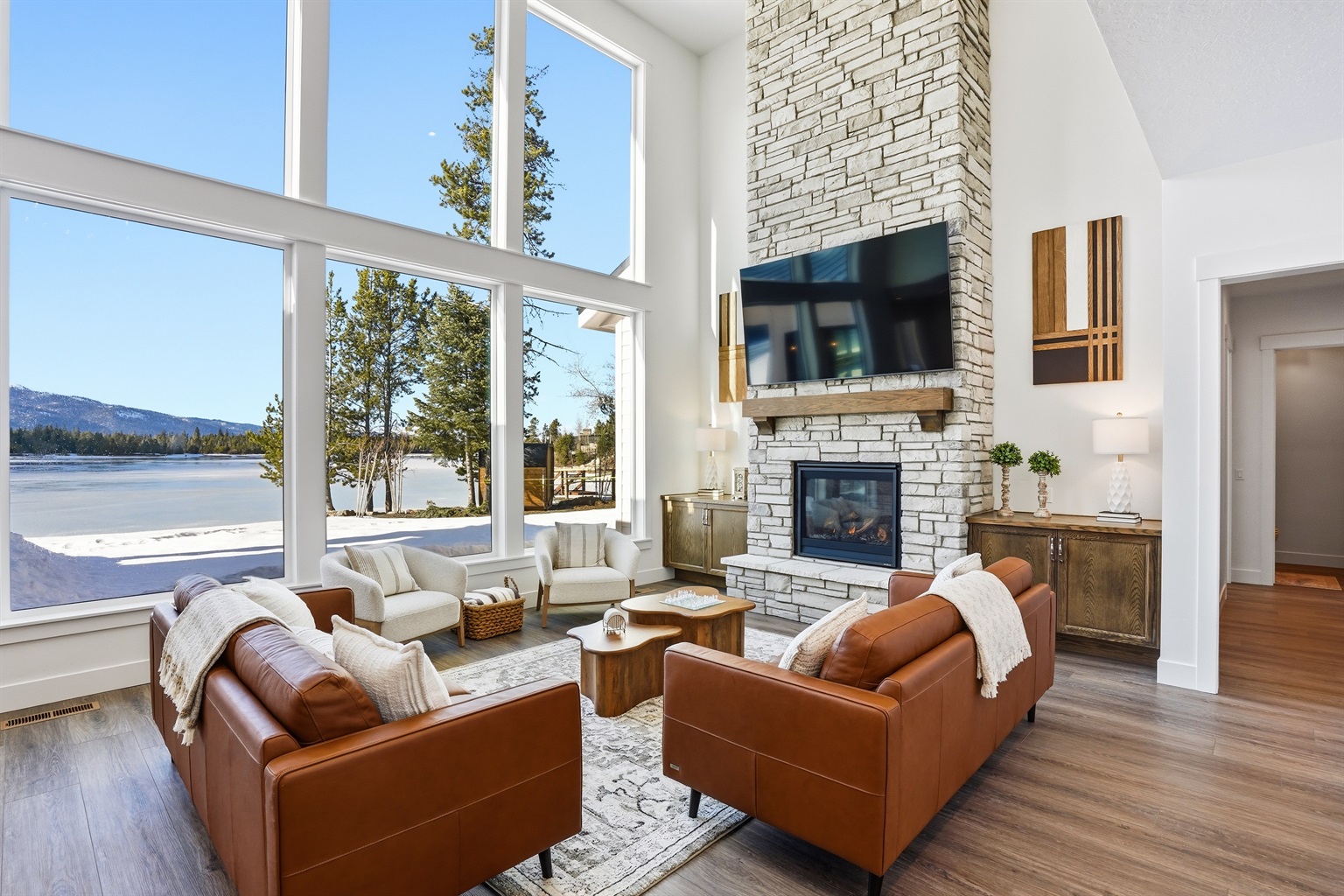 Relax in Luxury with Breathtaking Lakeside Mountain Views