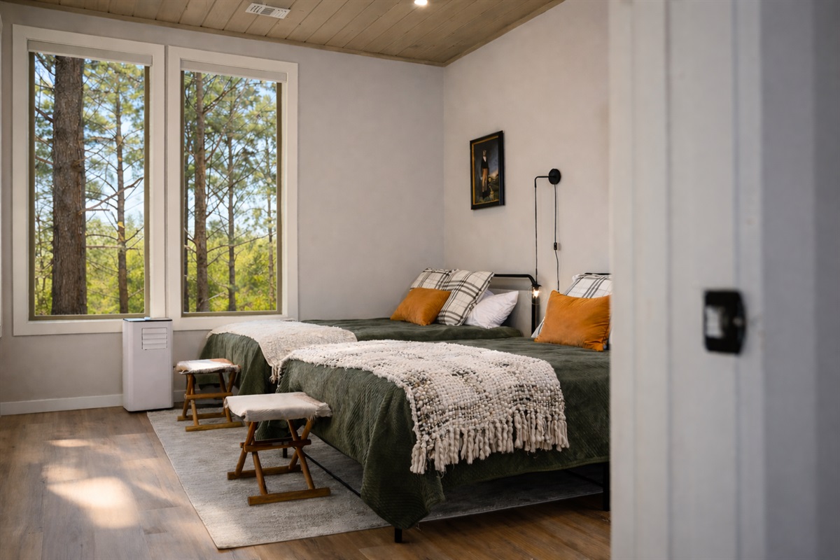 Second floor double queen room with en suite bathroom