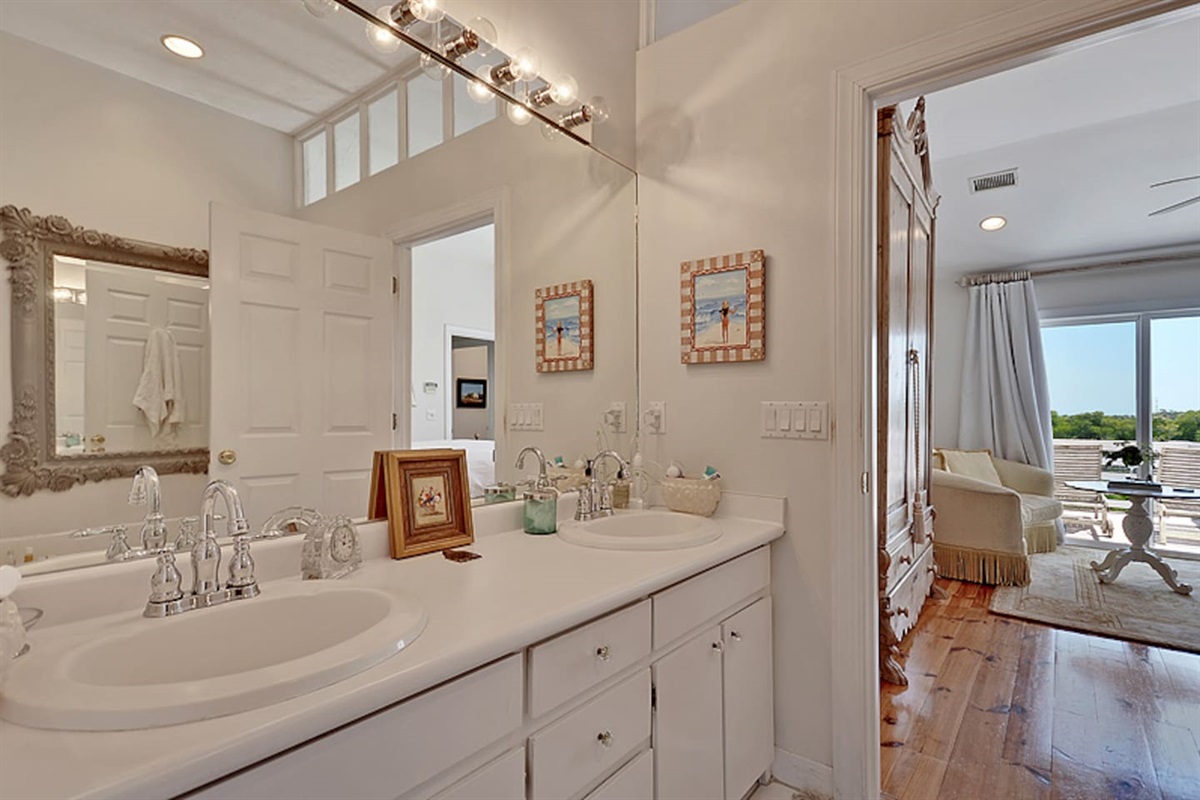 Master Bathroom (Full Ensuite)