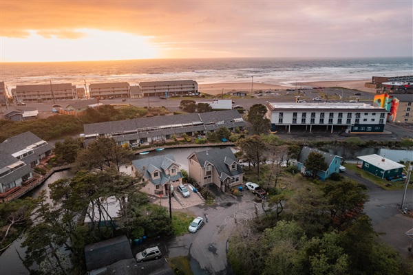 Tucked away in a quiet neighborhood but minutes from the action of Lincoln City!