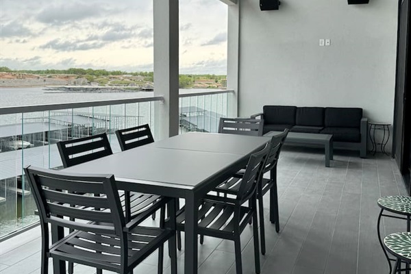 Outdoor dining, seating for 6 people. 