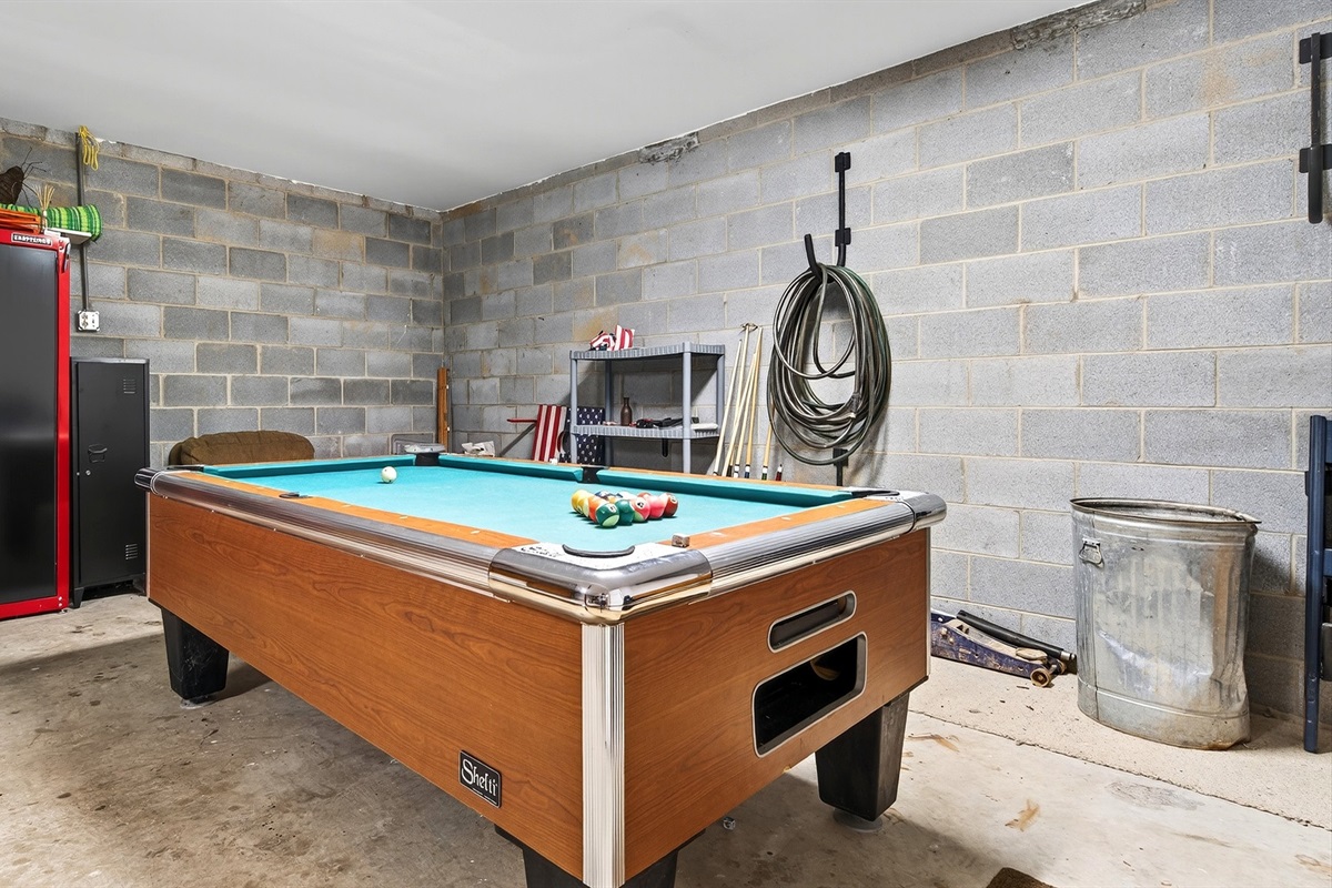 In the garage you will find a pool table