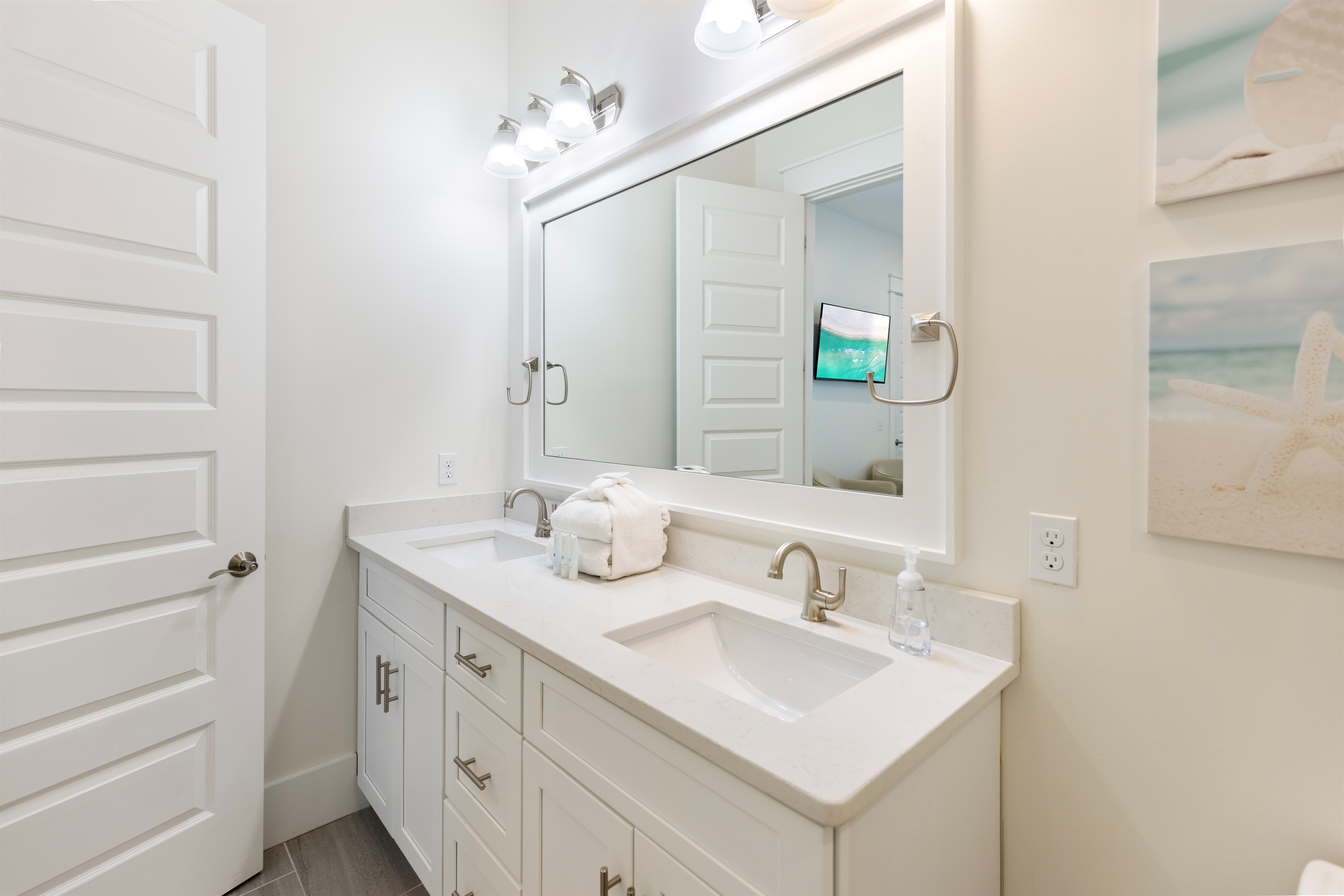 Bathroom (2nd Floor Ensuite)