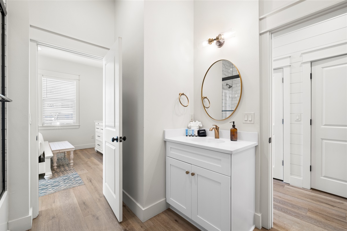 1st floor shared bathroom connected to the 1st floor bedroom 1 and the hallway