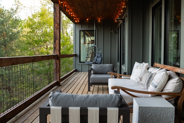 Lower Balcony | Quiet retreat nestled above the trees