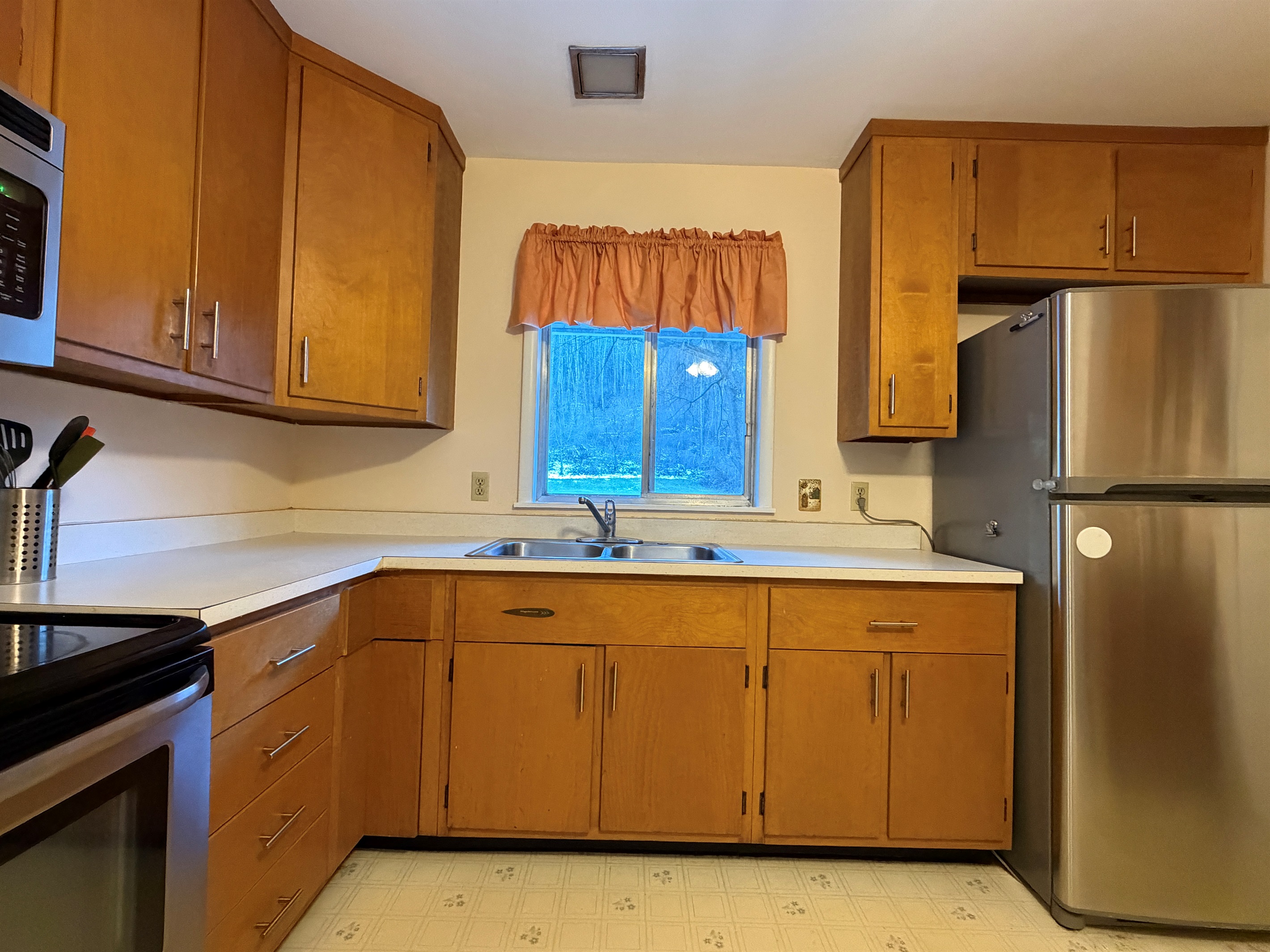 Kitchen with dishwasher