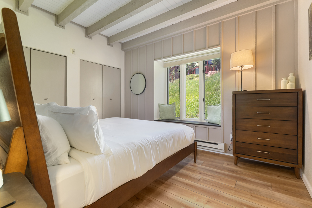 Lower Level Bedroom 2 | Kingsize Bed