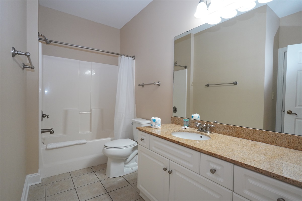 Full Hall Bath with Tub/Shower