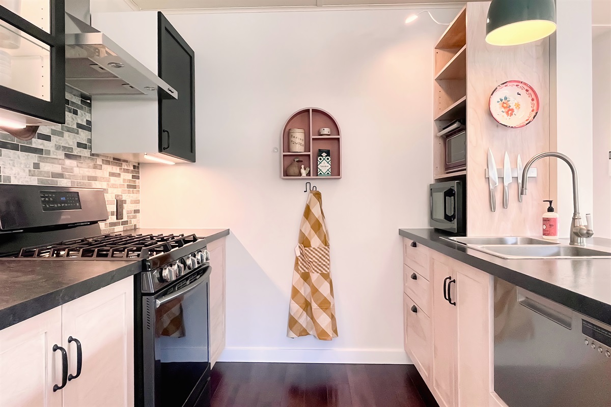 Fully equipped kitchen with gas range, cookware, blender and espresso machine, and charming details — perfect for wine nights or breakfast before the trail.