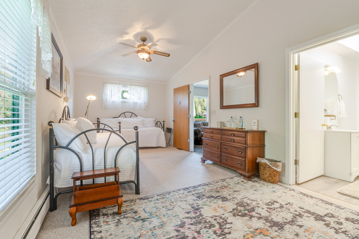 Room 7 “Commodore Perry Suite” Bed and Breakfast in Marblehead Ohio