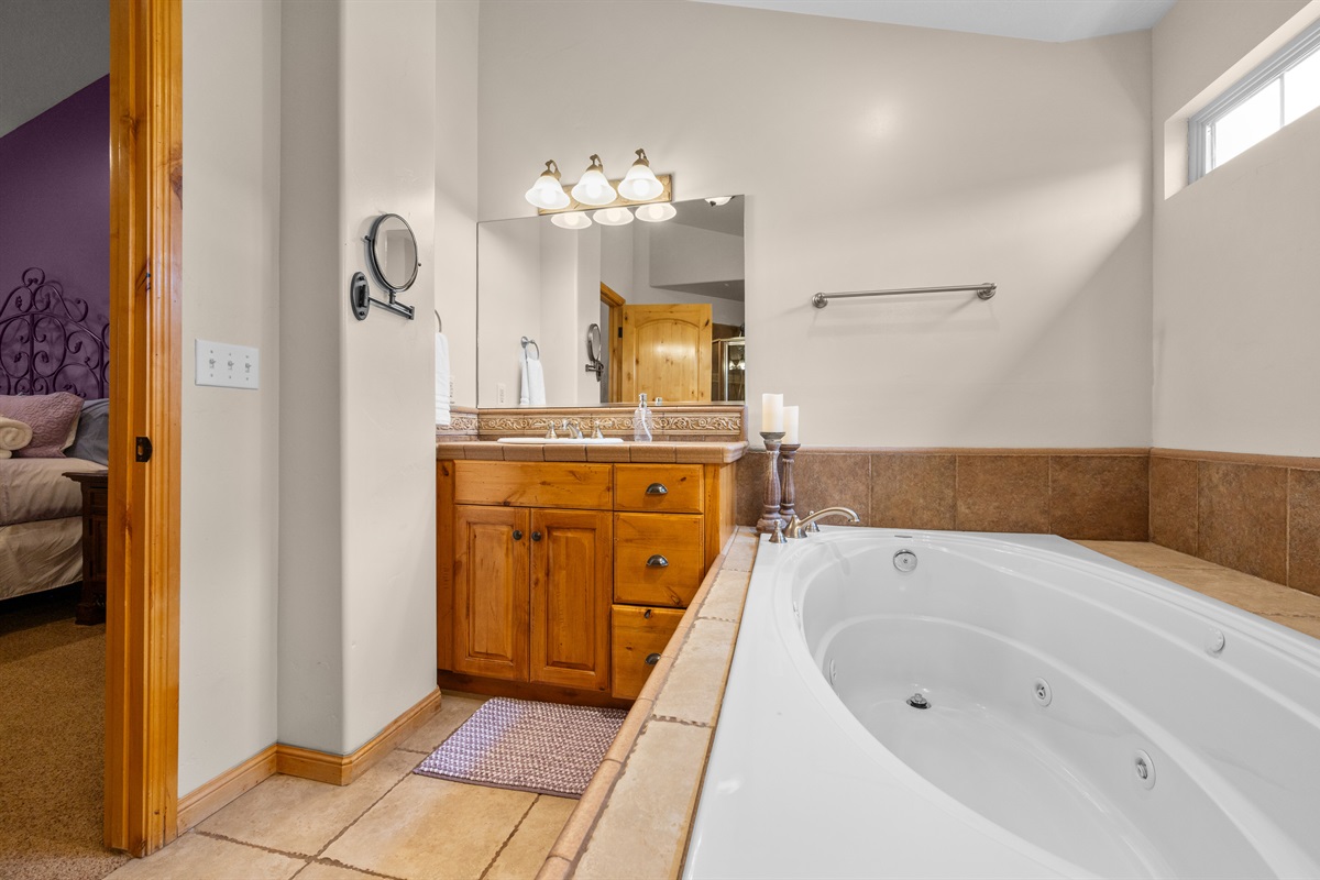 Refresh and recharge in a bright, well-appointed bathroom.. Ensuite bath 3 for bedroom 3