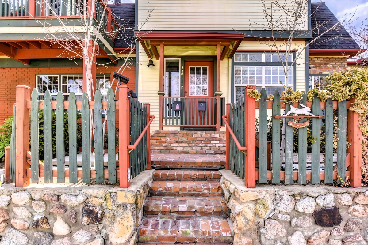 Welcome to your completely remodeled historic 1919 home in the heart of downtown Prescott. On Union St, less than 2min from the downtown square.