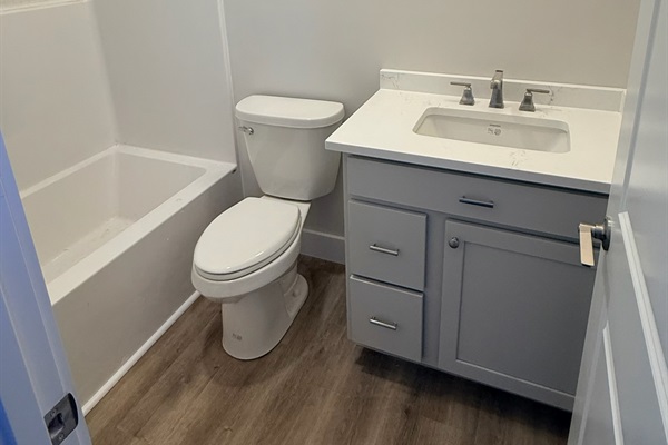 Lower bedroom 3 ensuite bathroom.