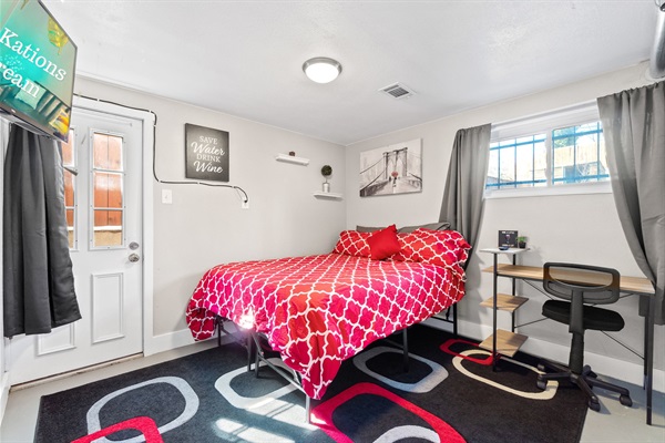 Cozy up in the comfort of a queen-sized bed with Roku TV and a productive computer desk! ️