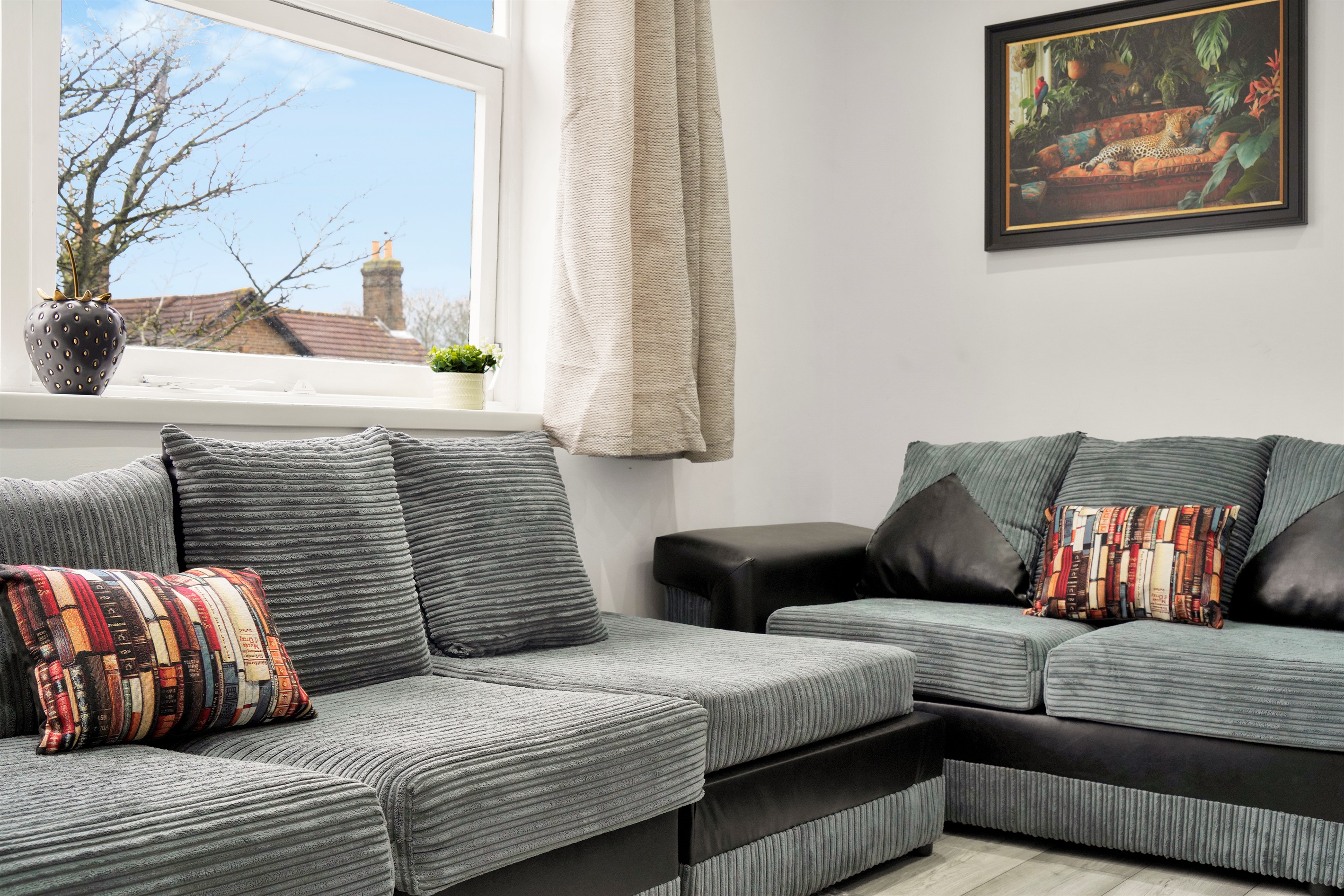 [comfy seating for 6, relaxing corner, natural light]