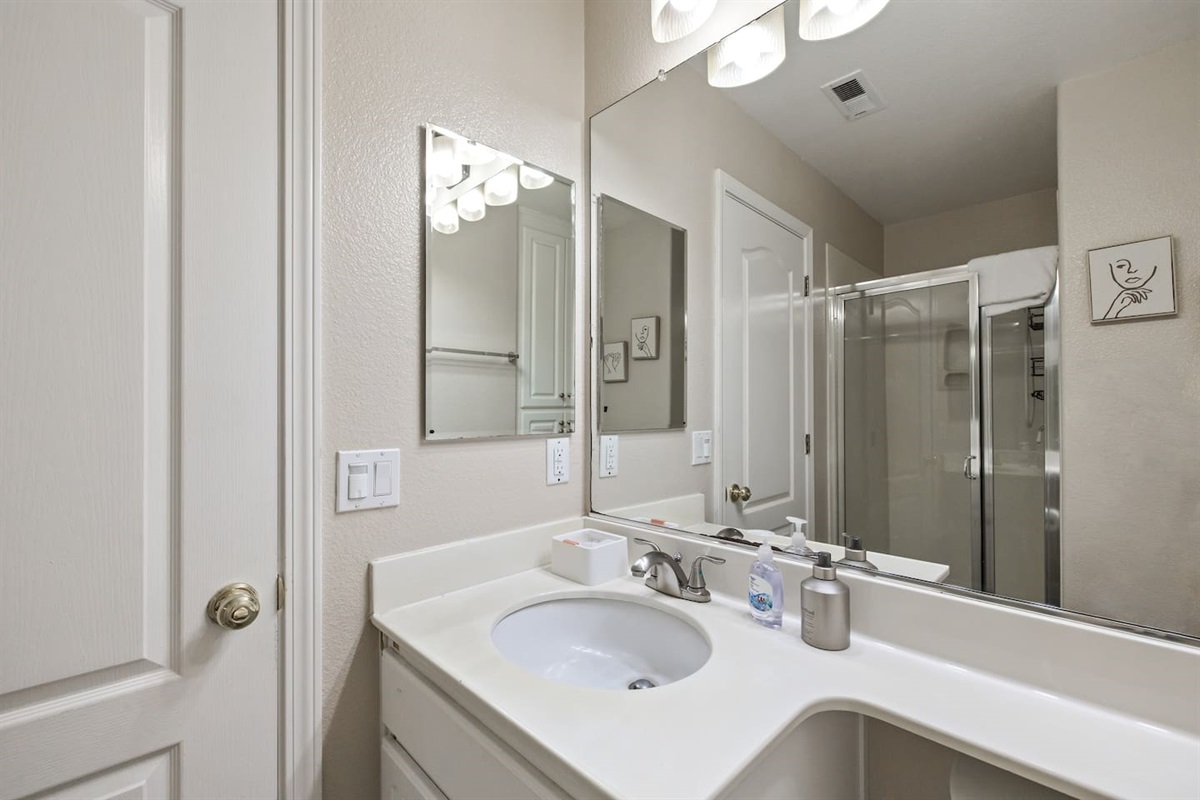 Full Bathroom 4