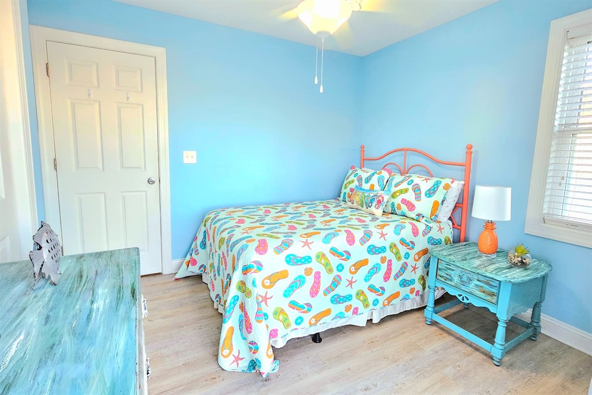 Partial Ocean views from Balcony. Queen size bed, downstairs. all linens provided.
TV with Roku, balcony