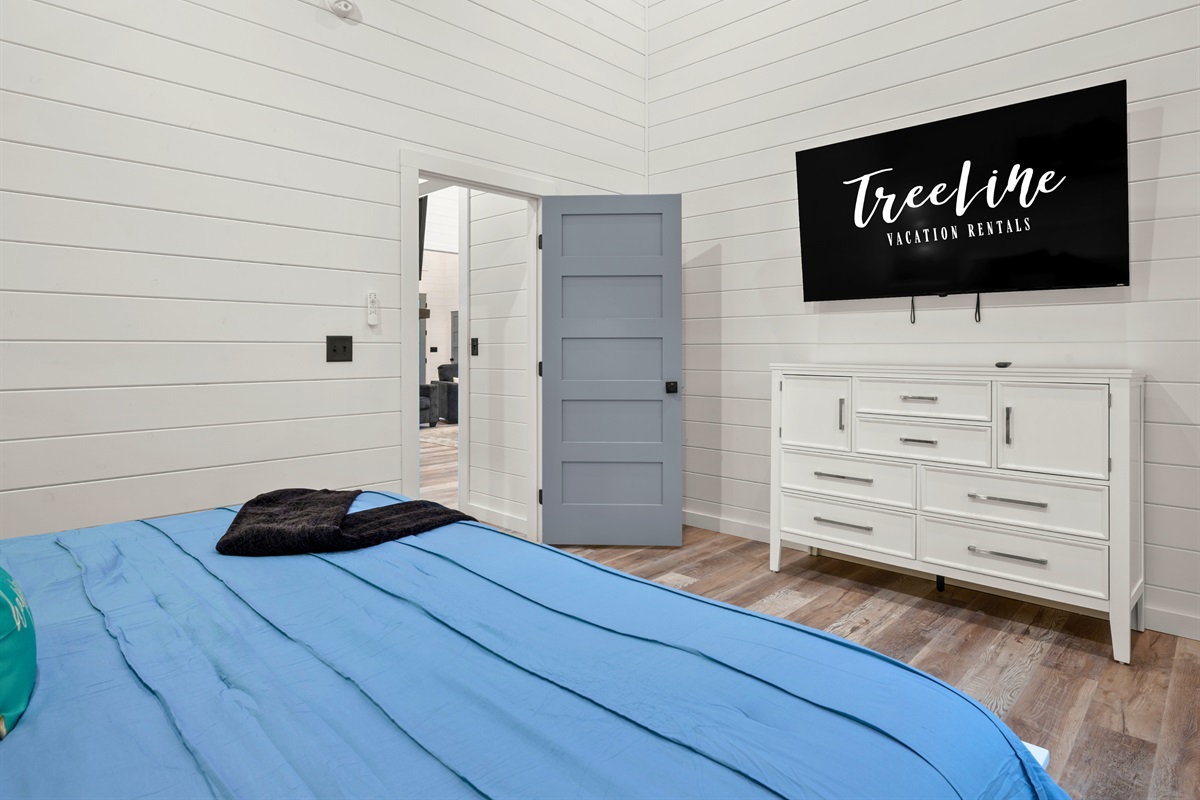 Plenty of space and calming décor give this room a relaxing feel, making it easy to settle in and enjoy a restful night’s sleep.