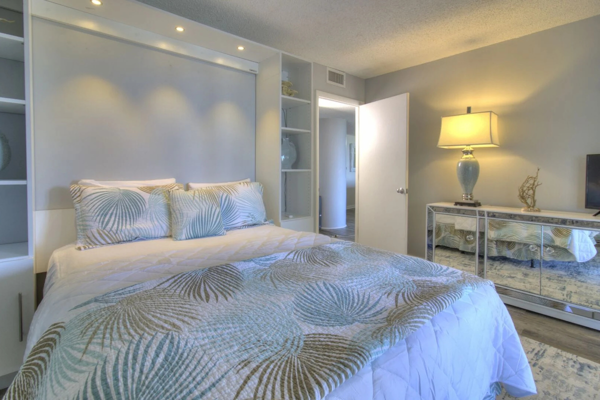2nd Bedroom with Queen bed, balcony access and ensuite