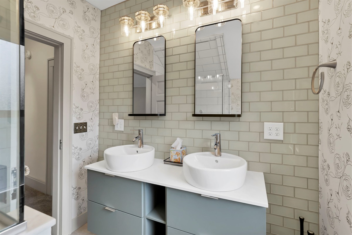 The full bathroom upstairs