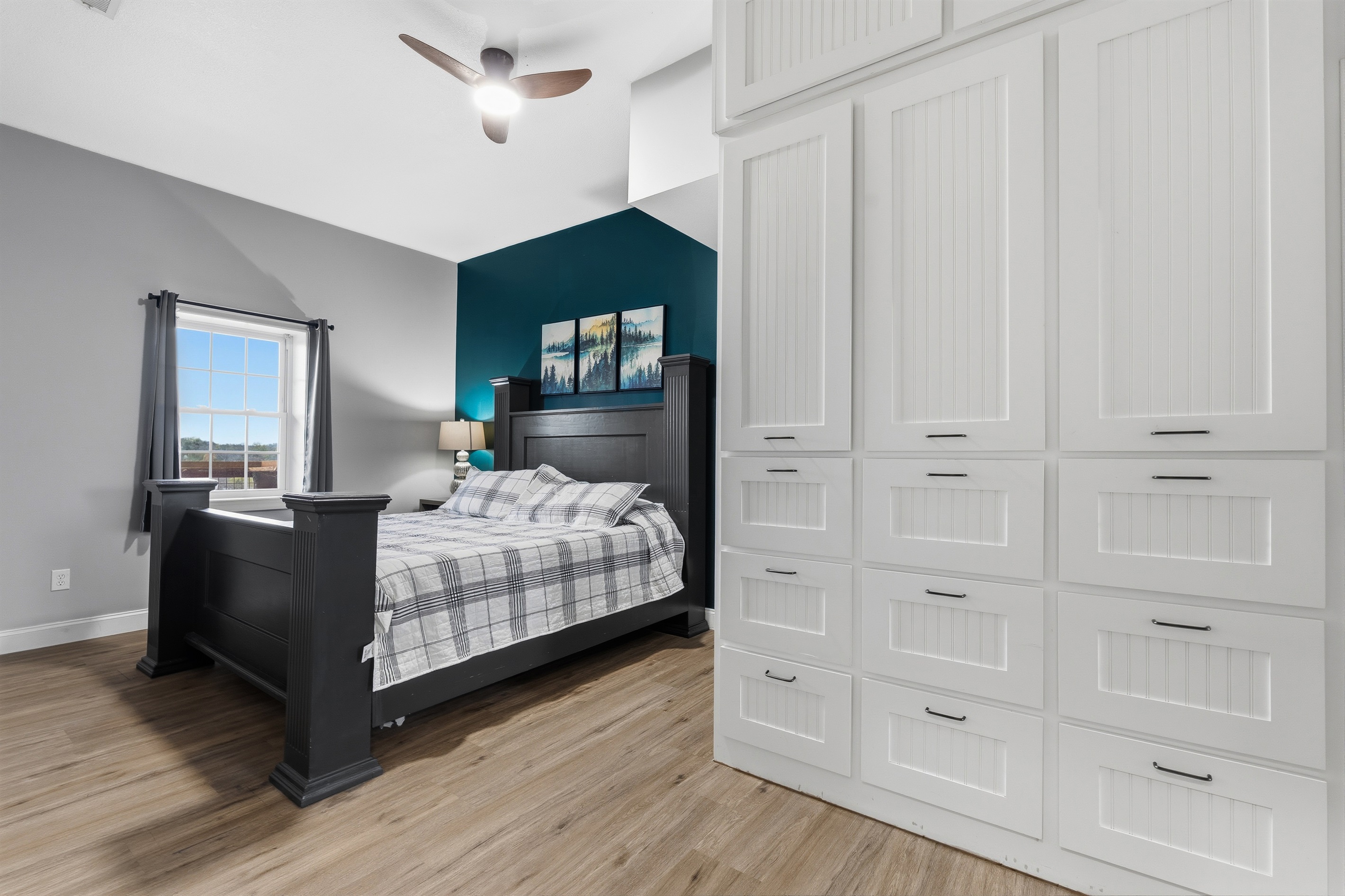 Spacious king bedroom w/ en-suite bath