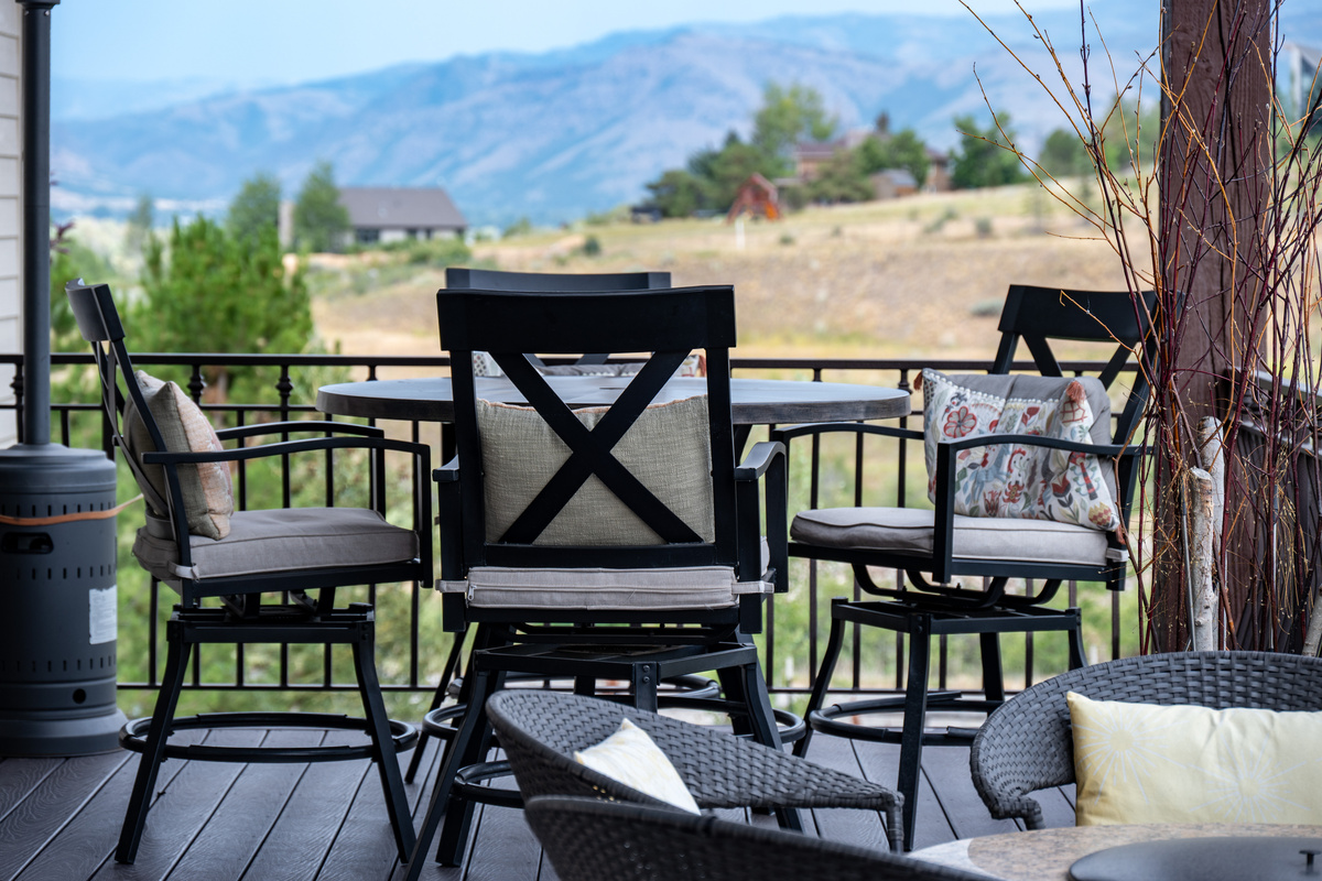 Outdoor Living with Mountain Views – Dine al fresco, unwind with a good book, or gather with family on the furnished deck while enjoying breathtaking views of the surrounding mountains.