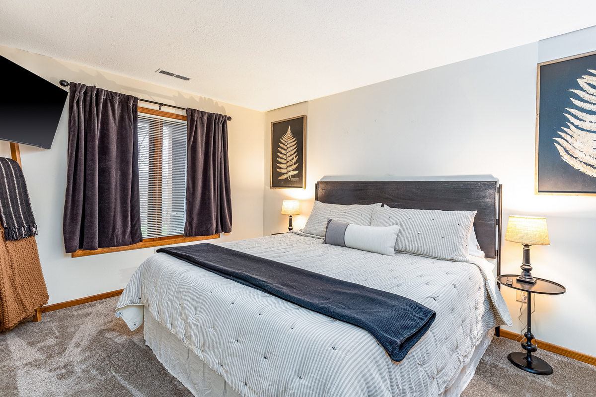 King size bed with ensuite bathroom