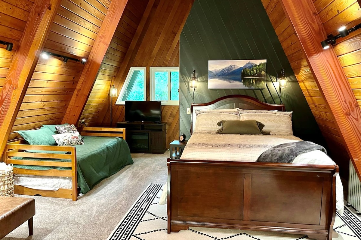 Loft bedroom with queen bed, 2 twin beds, on suite bathroom, seating area, and great view!