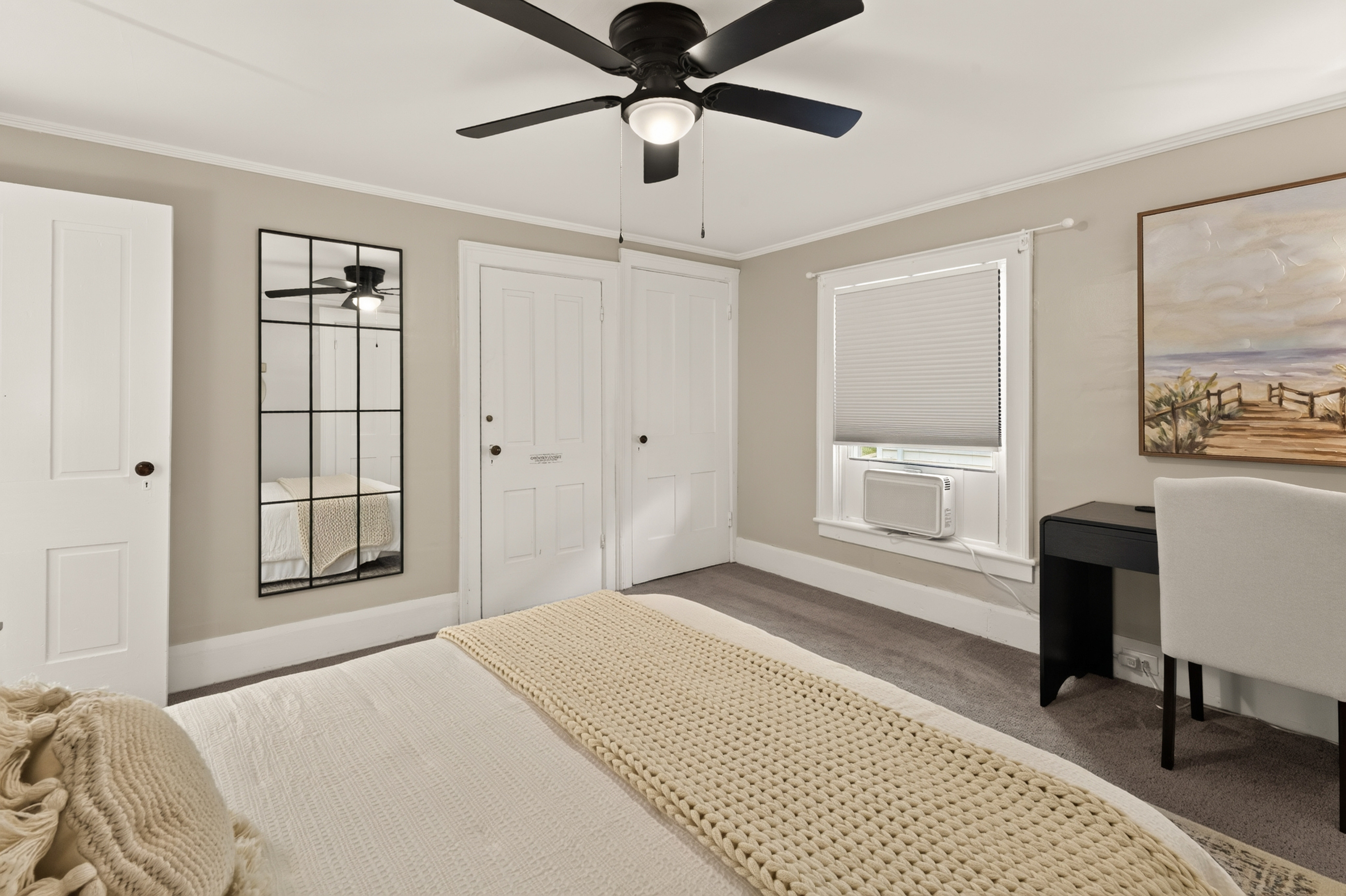 Bedroom with desk 