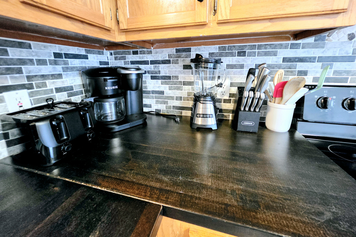 Coffee maker, blender and knife block ready to use