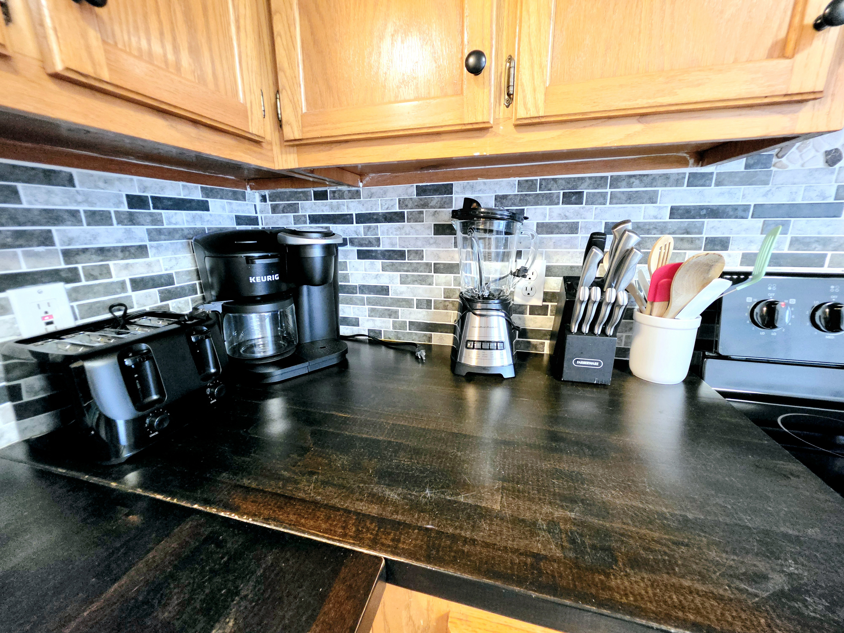 Coffee maker, blender and knife block ready to use