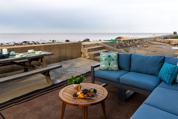 Enjoy a warm, comfy spot right in front of the ocean—ideal for unwinding and soaking in the beauty of the sea.