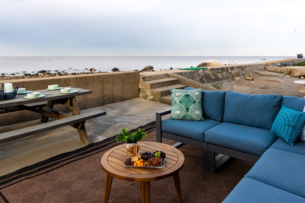 Enjoy a warm, comfy spot right in front of the ocean—ideal for unwinding and soaking in the beauty of the sea.