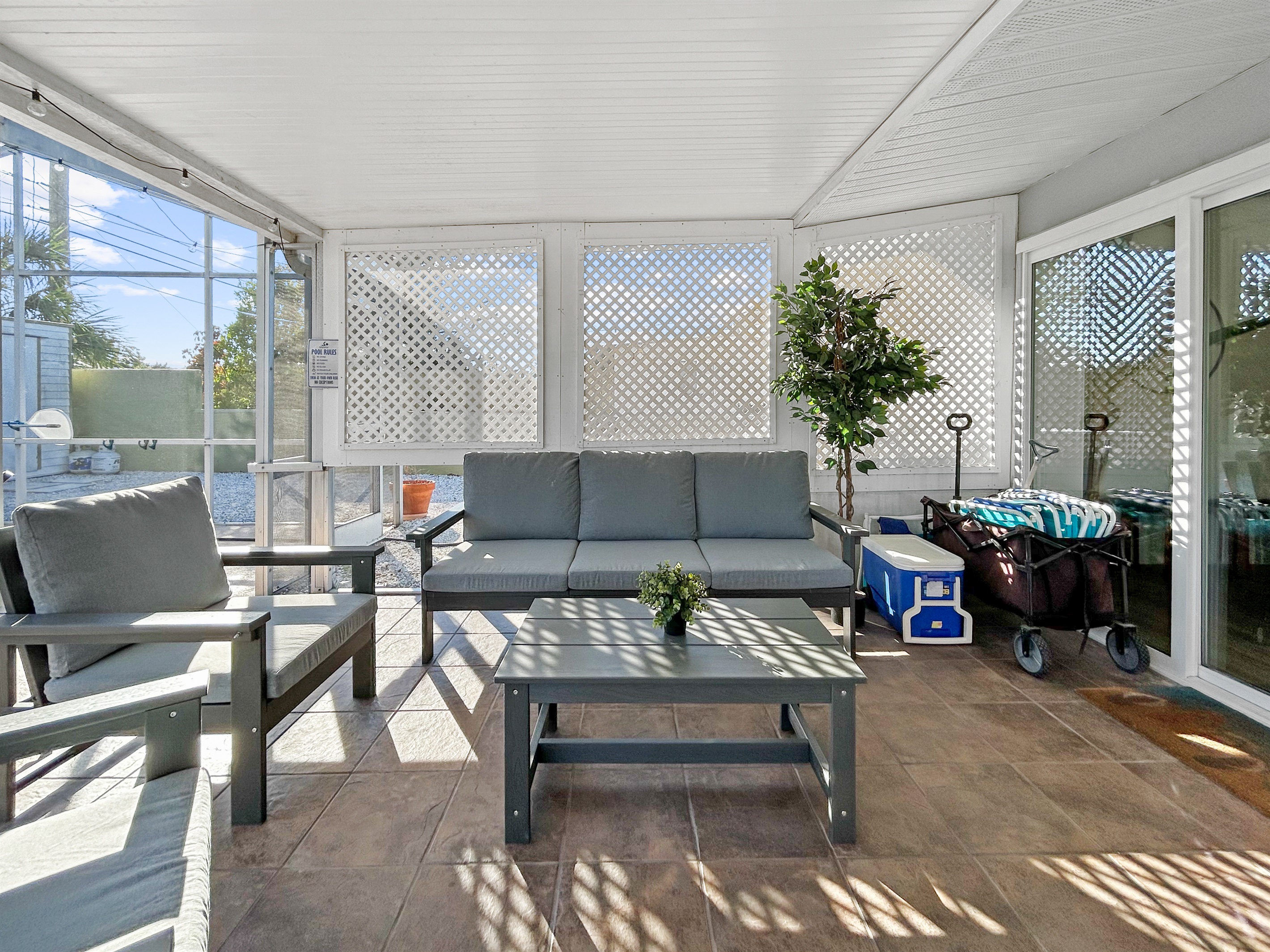 🛋️ Shaded outdoor lounge + beach gear ready to go