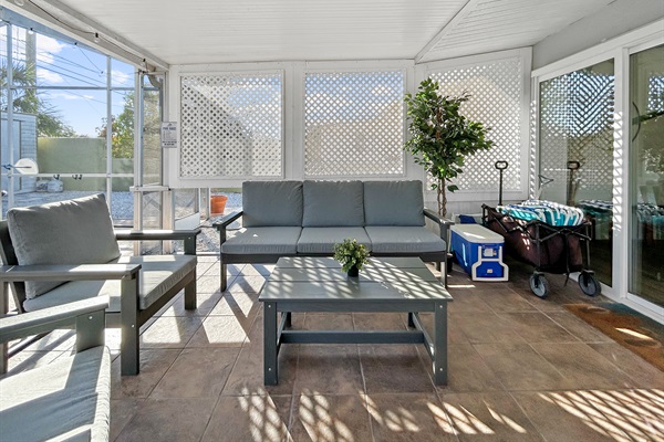 🛋️ Shaded outdoor lounge + beach gear ready to go