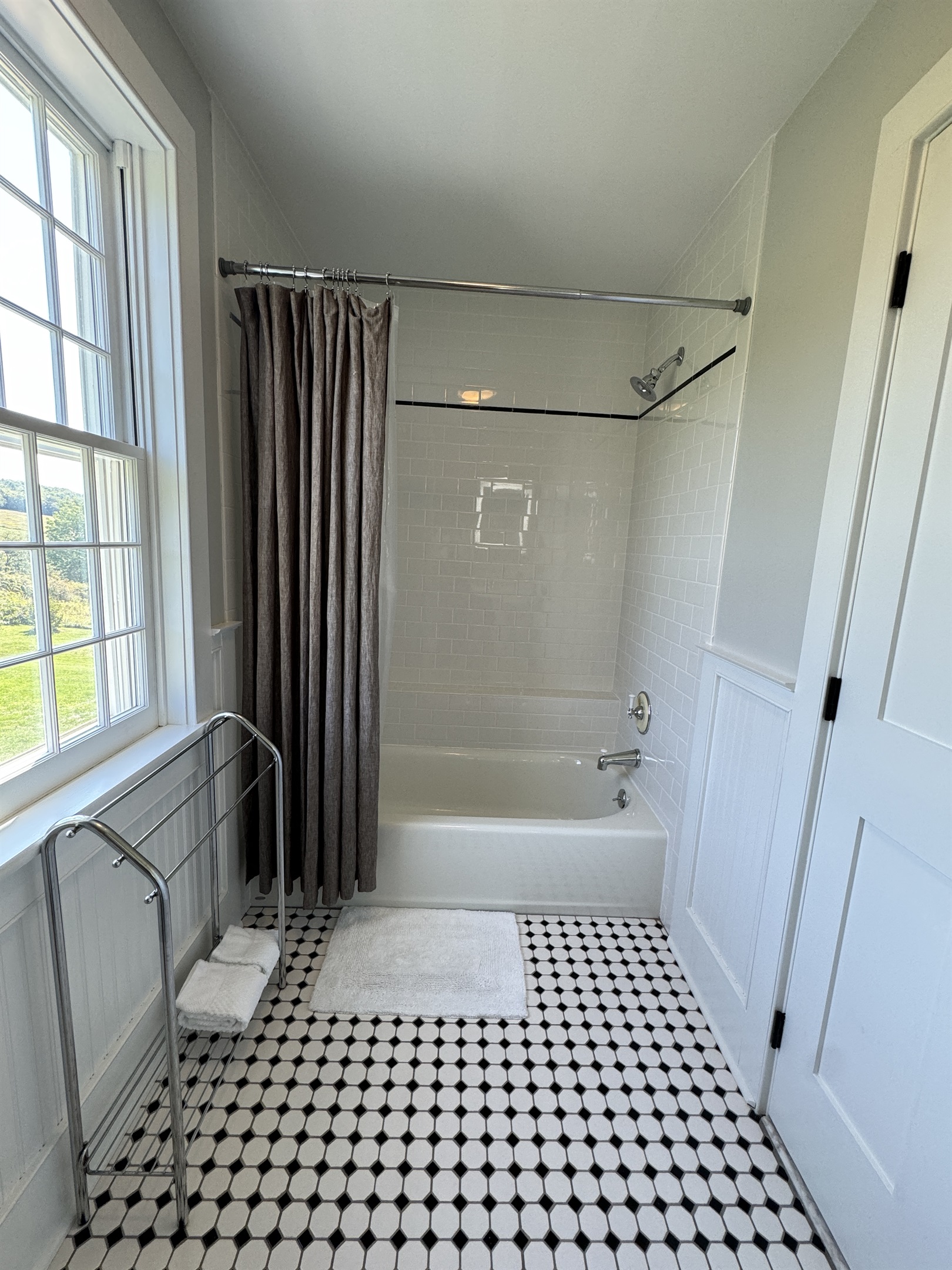 2nd floor bath with tub/shower