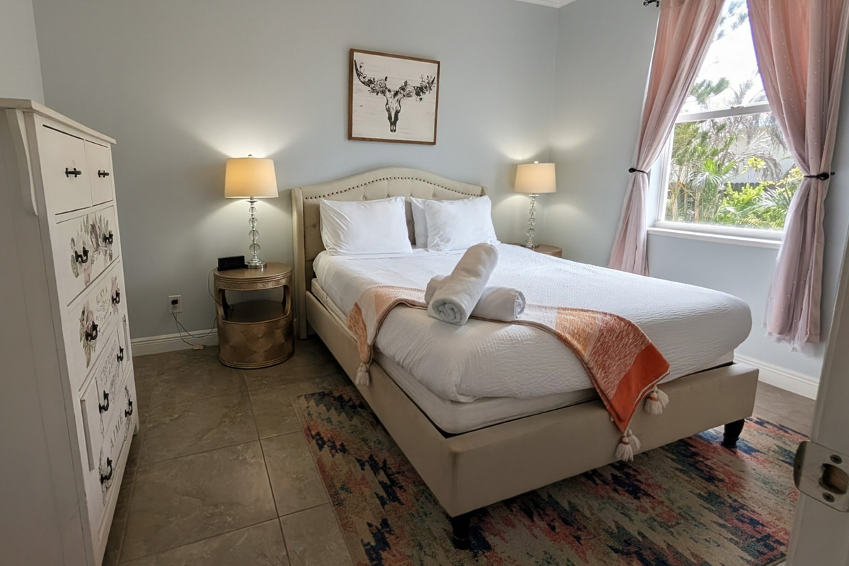 Bedroom 2 (Queen Bed)