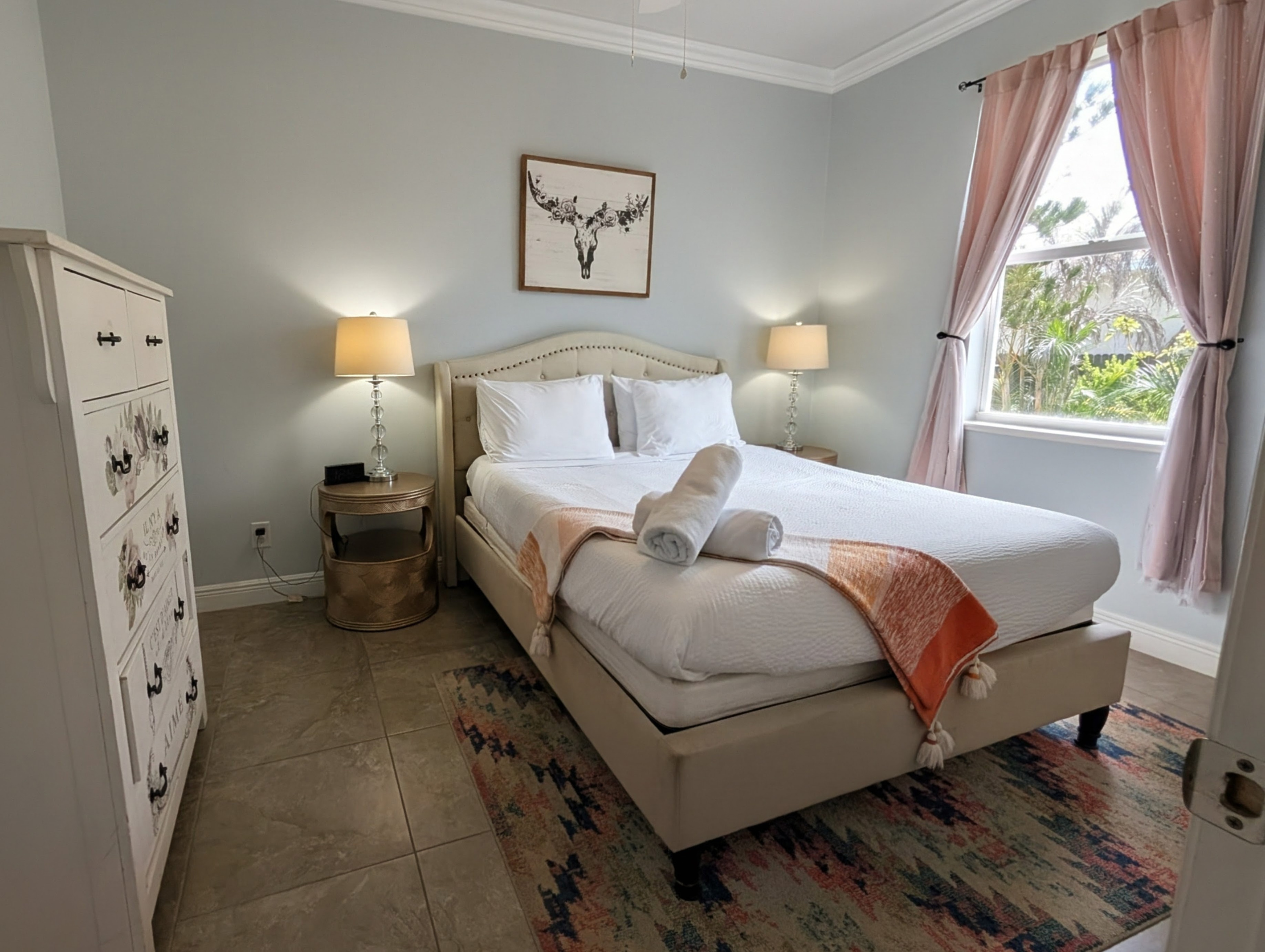 Bedroom 2 (Queen Bed)