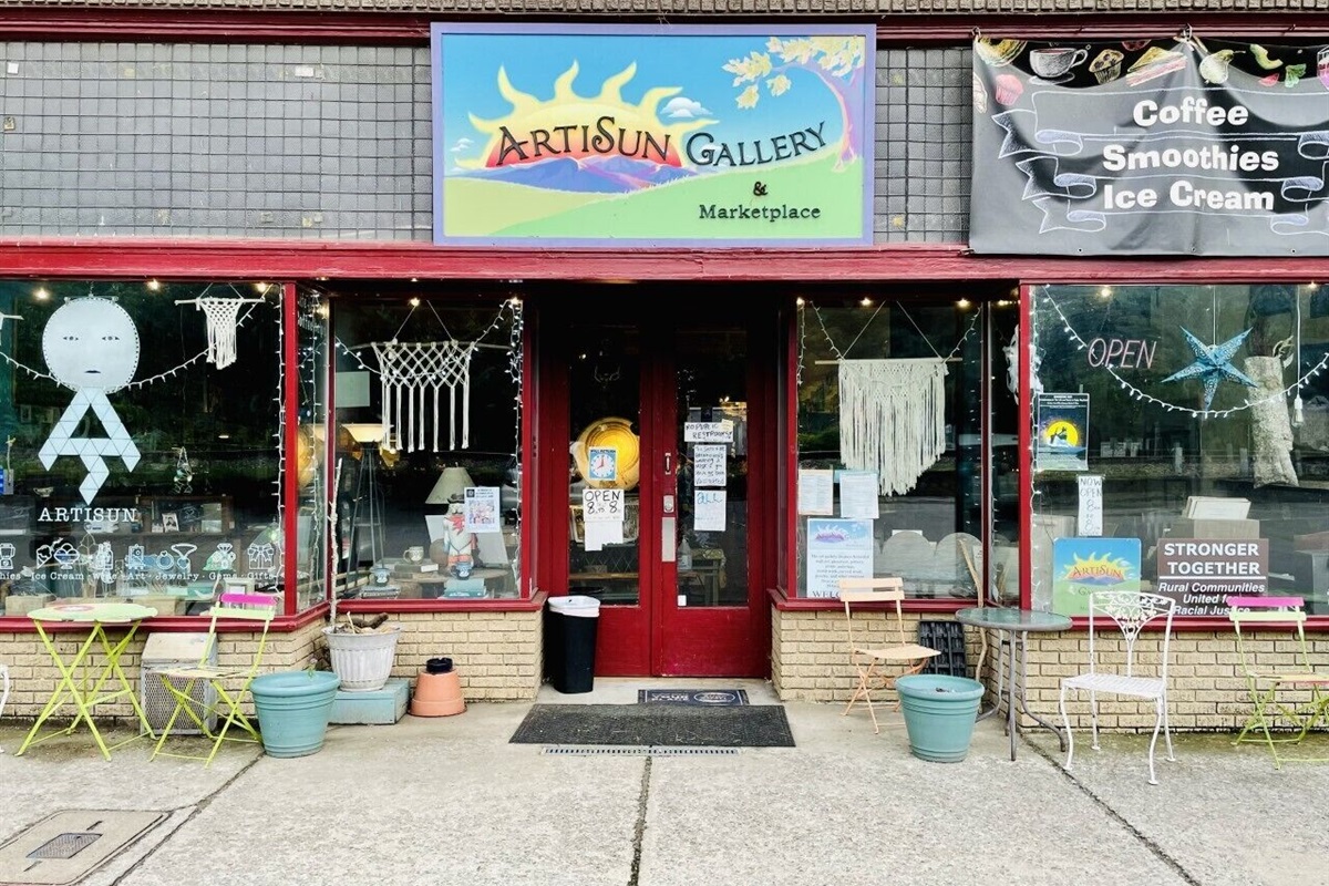 Local coffee, ice cream, and art shop in town. Walkable from the house