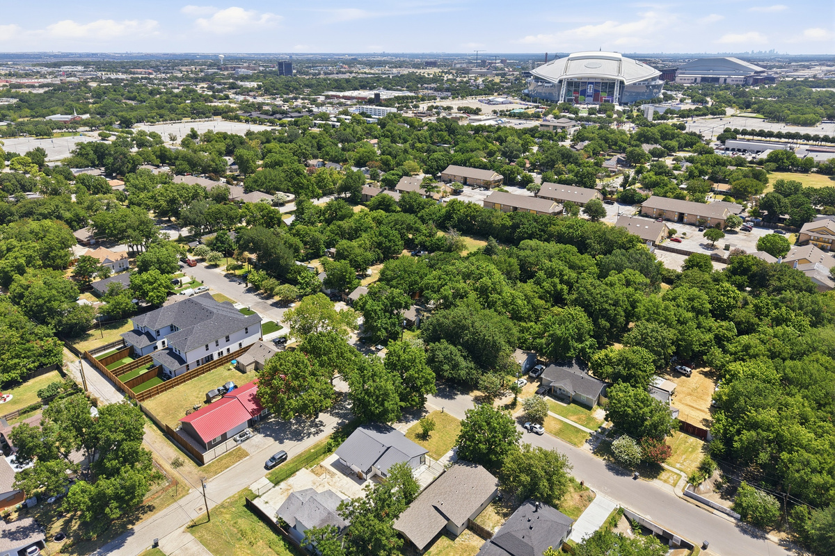 Discover the perfect blend of greenery and city vibes near Arlington's attractions!