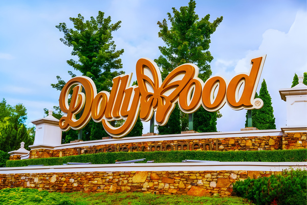 Close to the magic. When you stay at Simply Golden, you're just a short drive away from world-class roller coasters, award-winning entertainment, and seasonal festivals.
