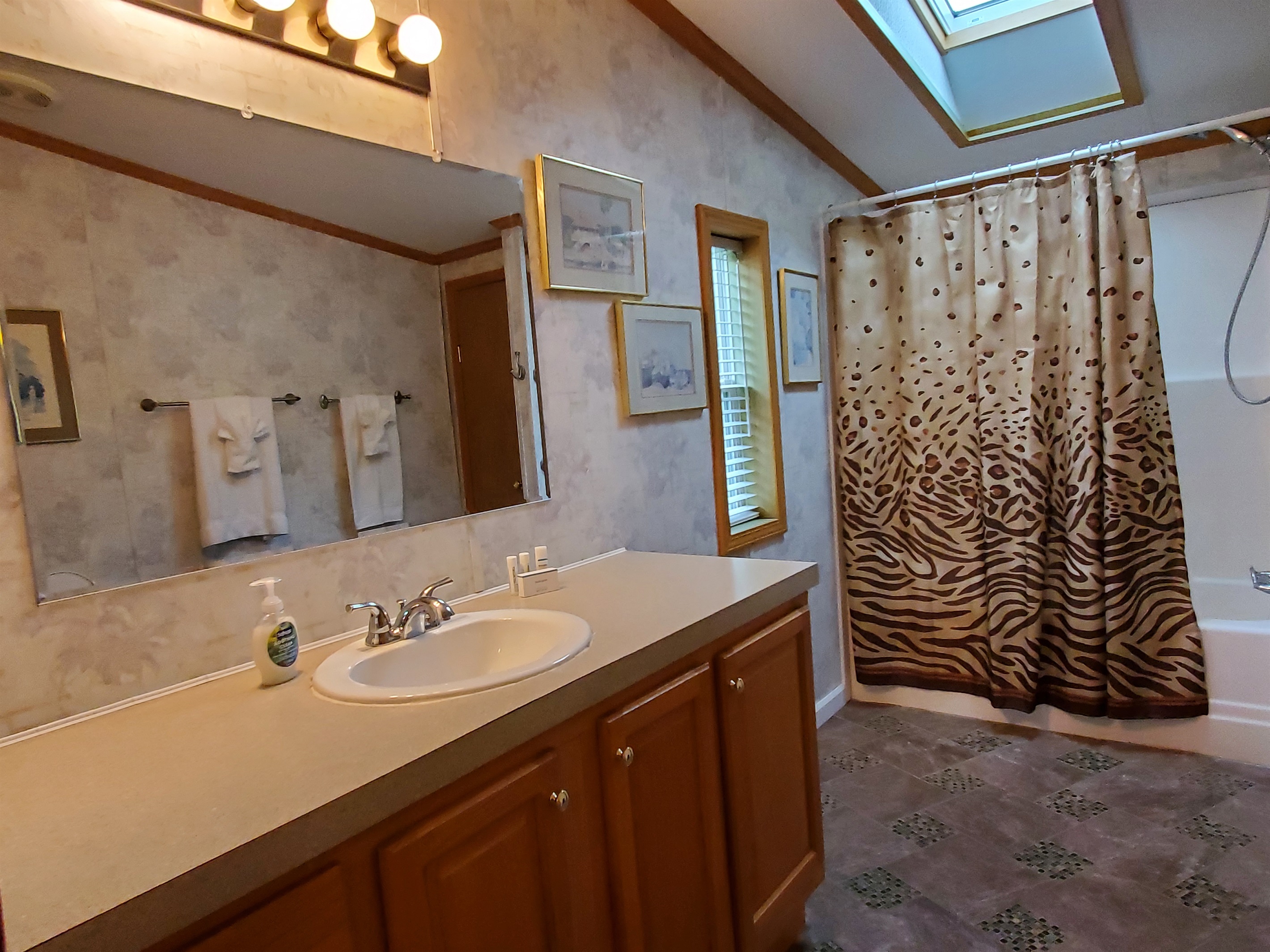 King bdrm w/ en suite ath w/ tub + shower