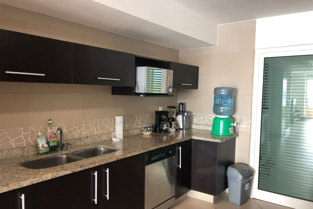 Fully equipped modern kitchen, with water dispenser