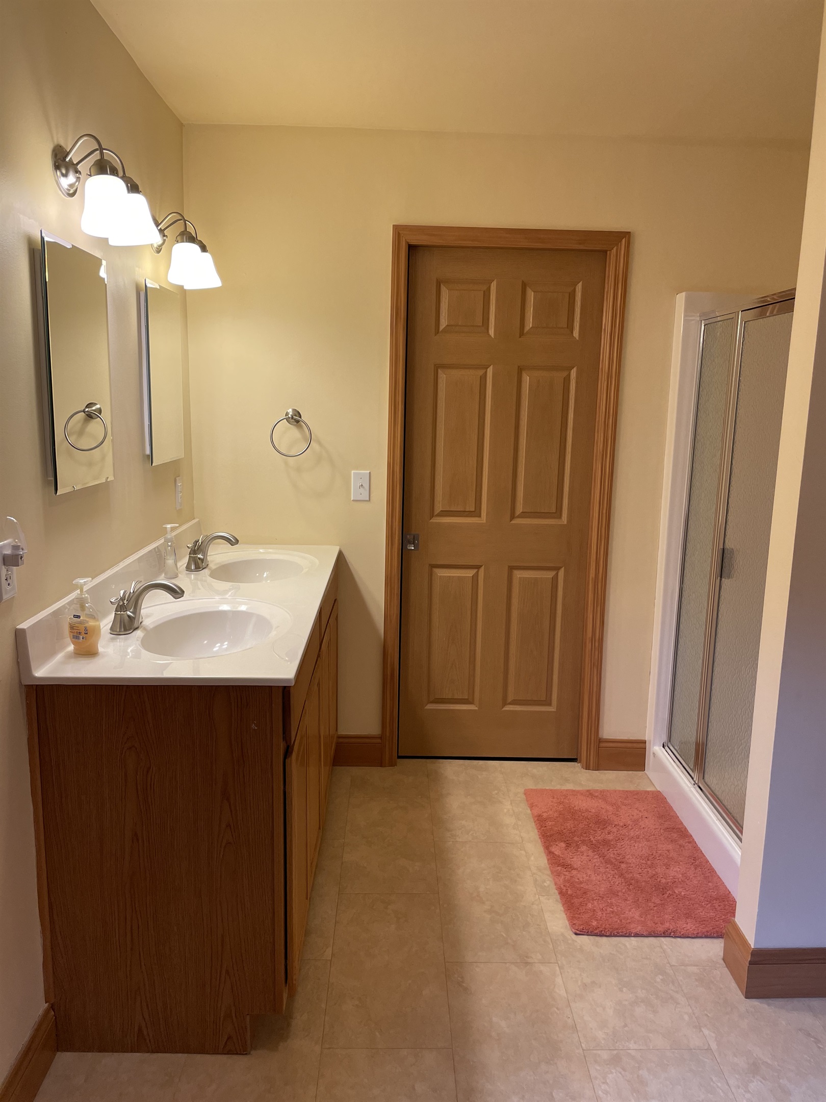 Ensuite bath with shower in King room