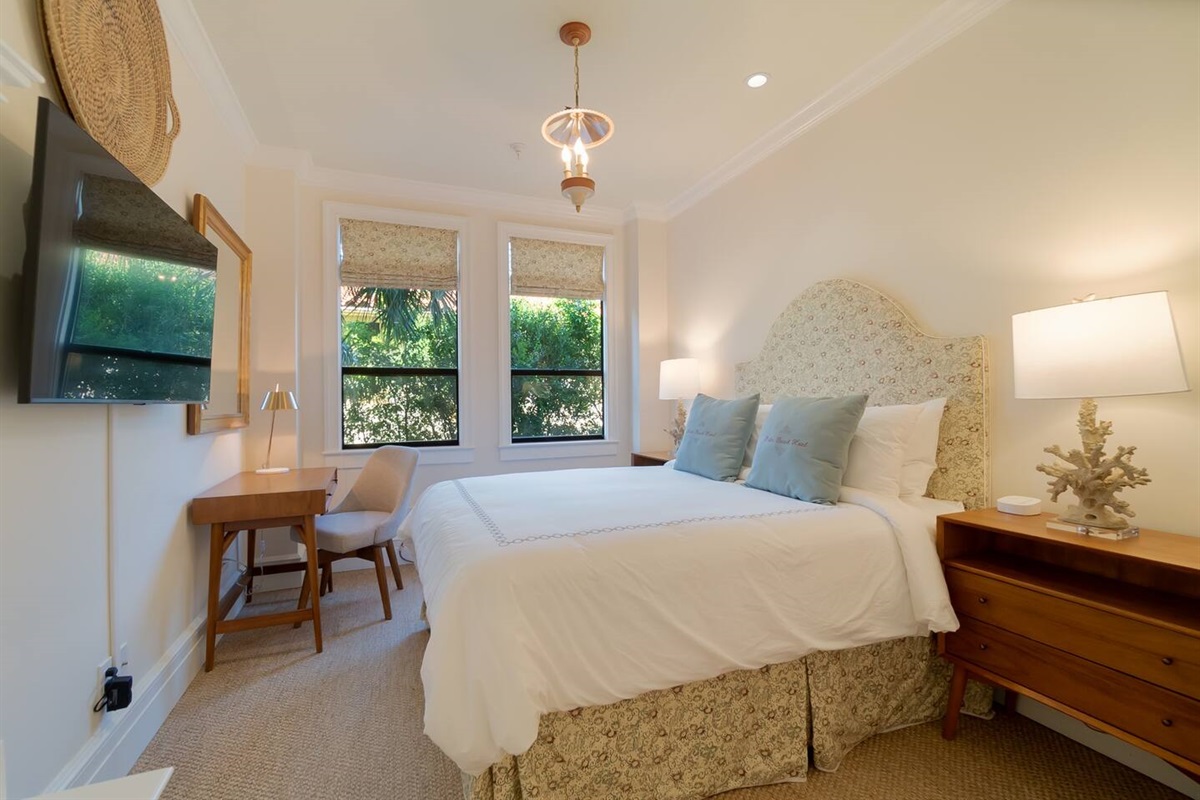 Cozy queen room - all you need for a short stay!