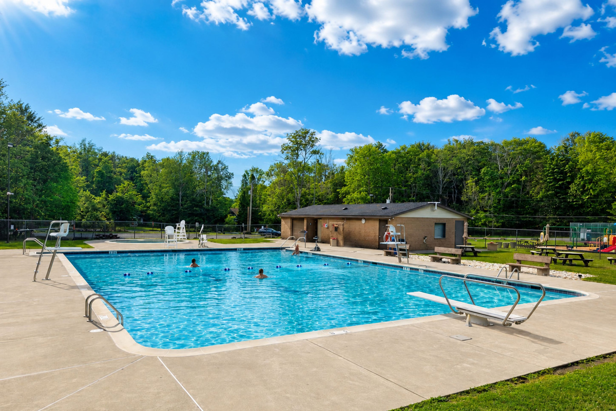 Community pool (seasonal) - Community Amenity - Arrowhead Lake - Serhii Vacation Rentals