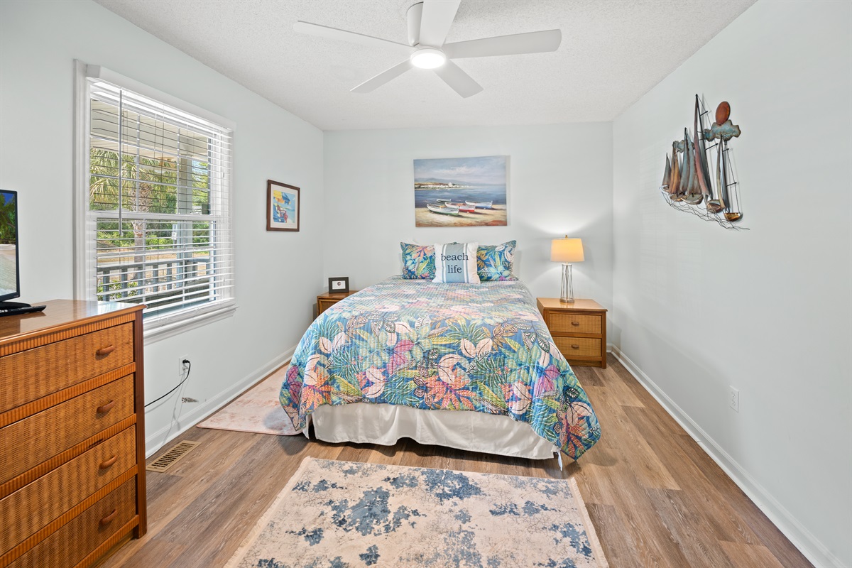 2nd bedroom- Queen bed & flatscreen TV