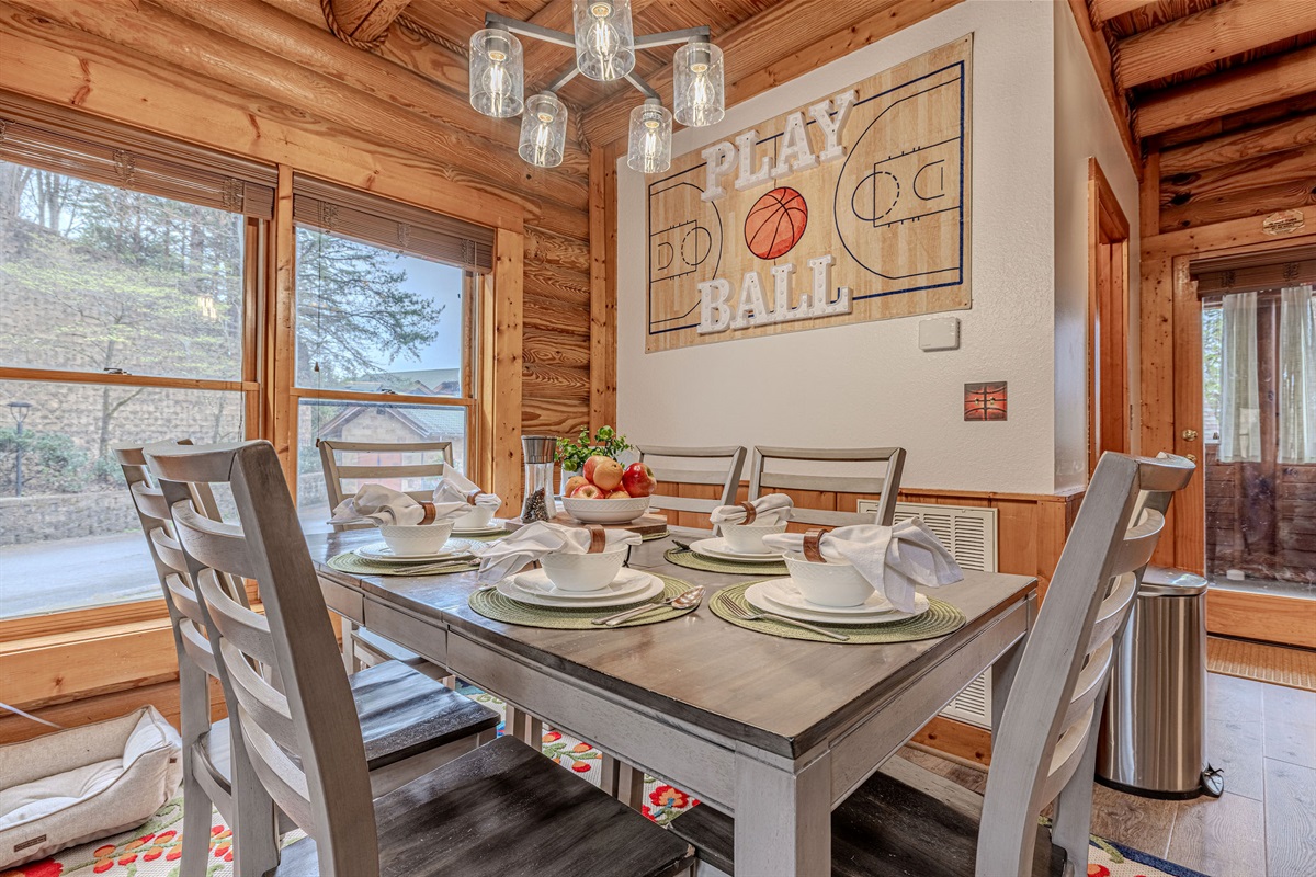 Dining area, perfect for dinners with family and friends!