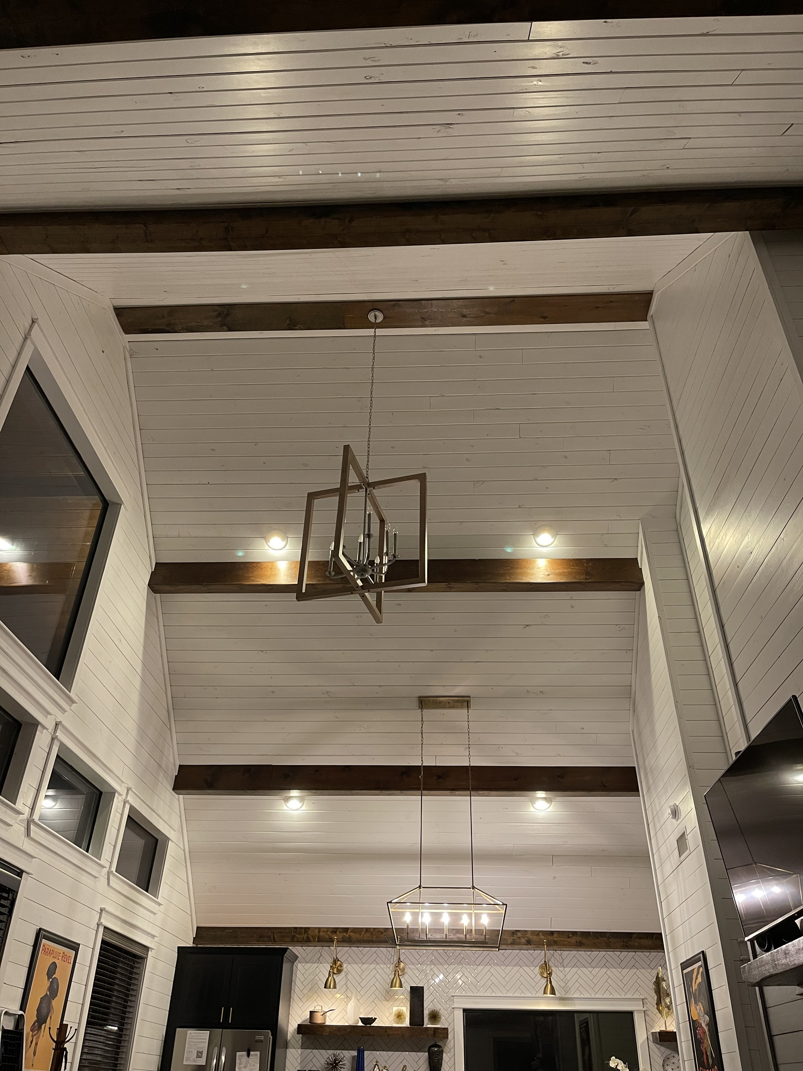 Massive vaulted ceilings throughout the cabin.