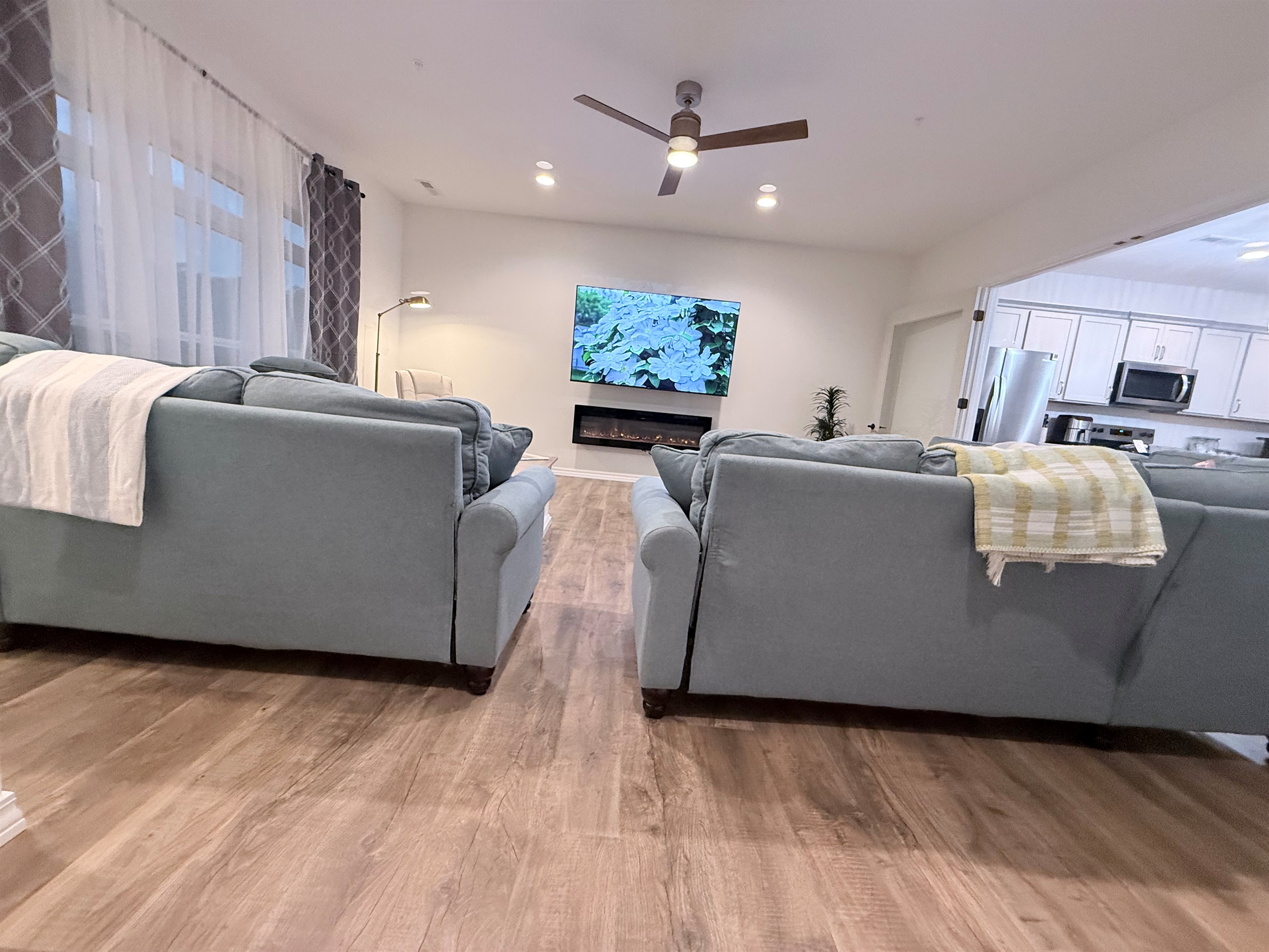 Huge family gathering room with seating for 12